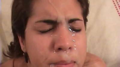 Tha gnè garbh aig brunette Laideann àlainn